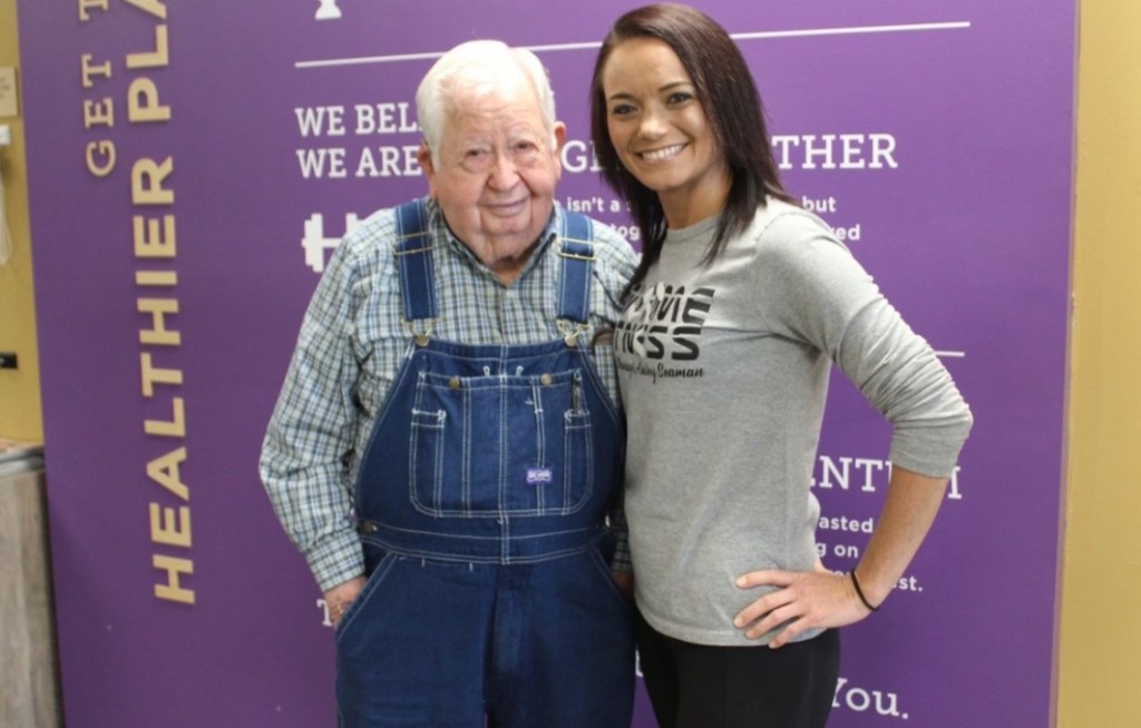 Halt all workout selfies — nothing will ever top this 91-year-old gym-going vet in denim overalls