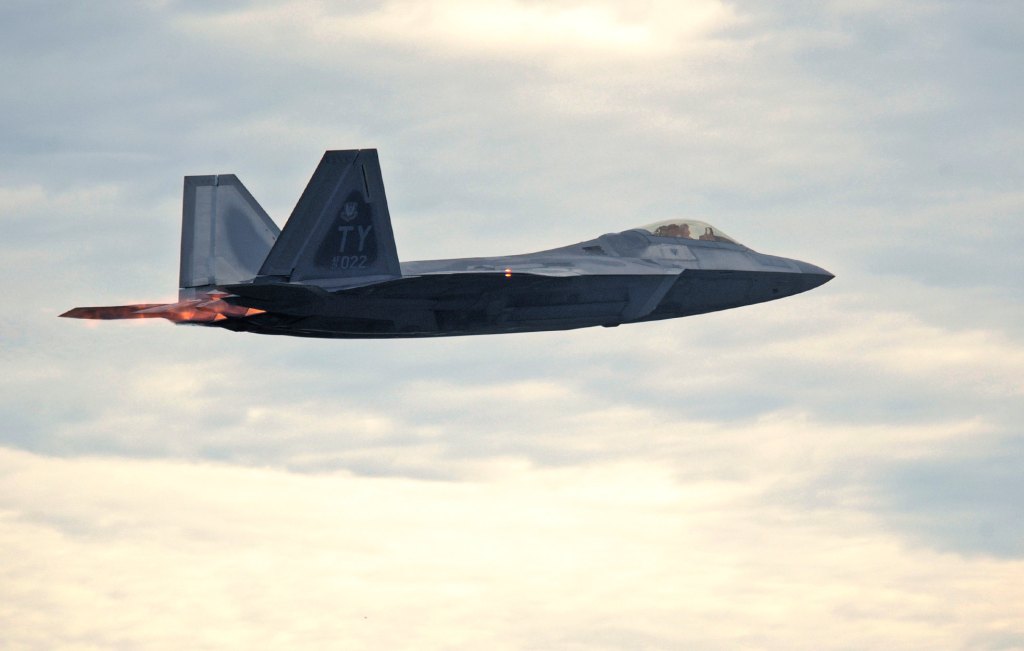 Pentagon warns Syria not to fly over U.S. and partner forces