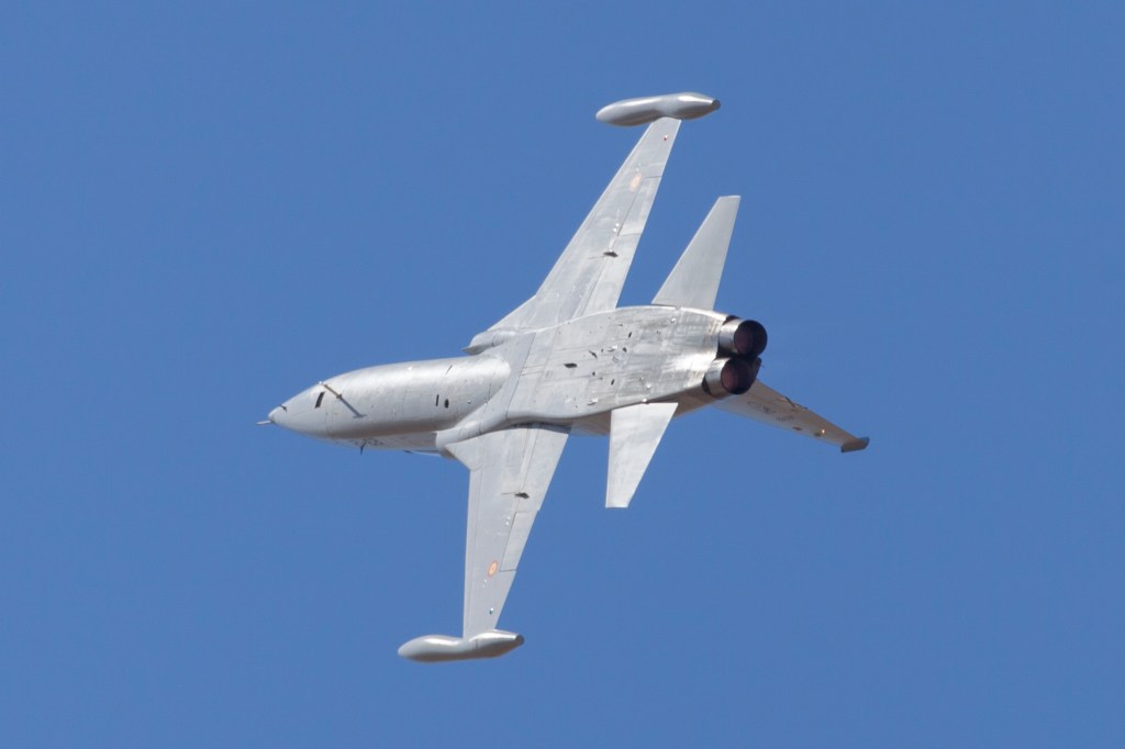Airbus unveils jet trainer with eyes on Spain