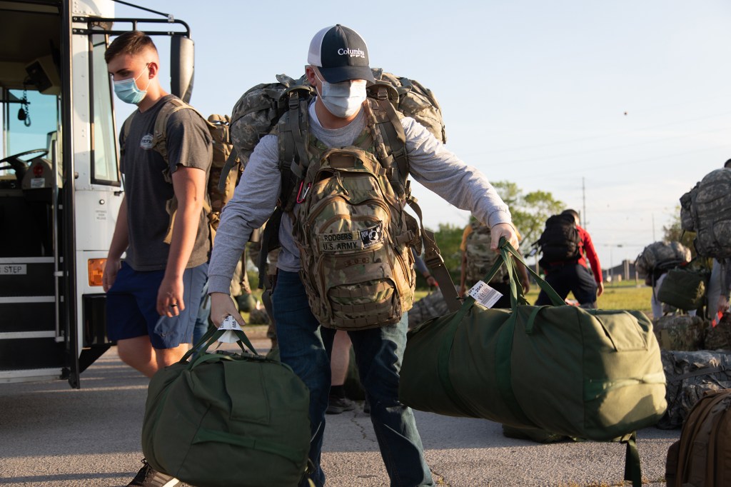 Soldiers return to Fort Campbell, undergo quarantine