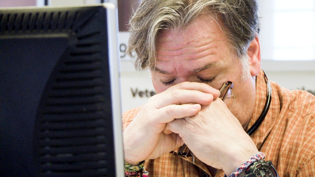 Calls to veterans suicide hotline went to voicemail, report says