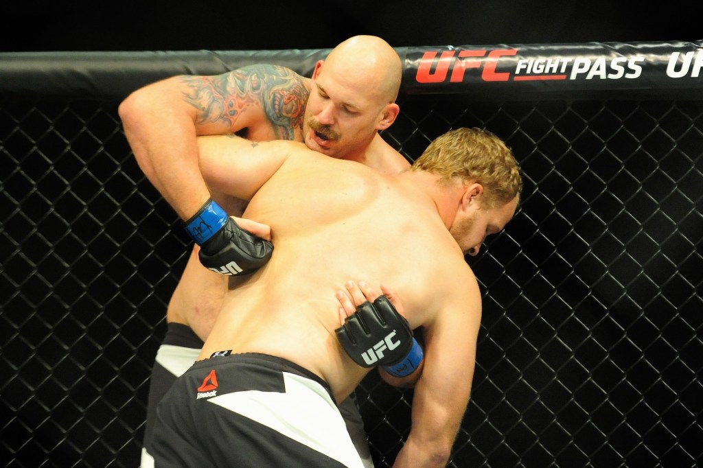 Army guardsman falls to 1-1 in UFC after close loss