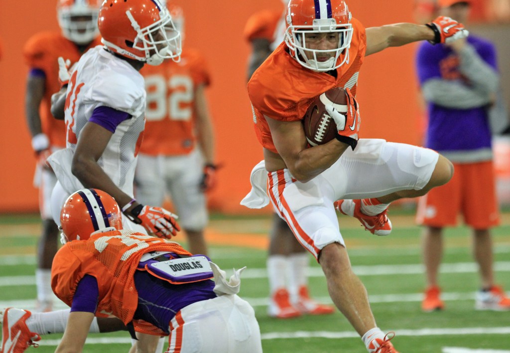 Bronze Star recipient Daniel Rodriguez pumps up Clemson