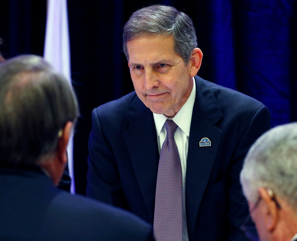 VA shifts management of crisis line
