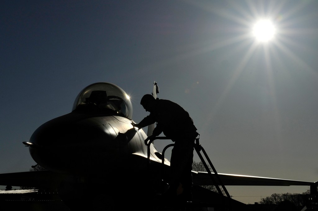 F-16 jet scrambled to respond to unresponsive small plane over capital