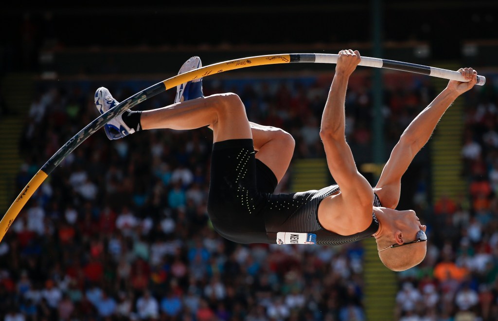 Army Reserve officer wins pole vault on July 4, claims Team USA spot