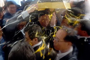 South Korea premier pelted with eggs, bottles over THAAD missile site