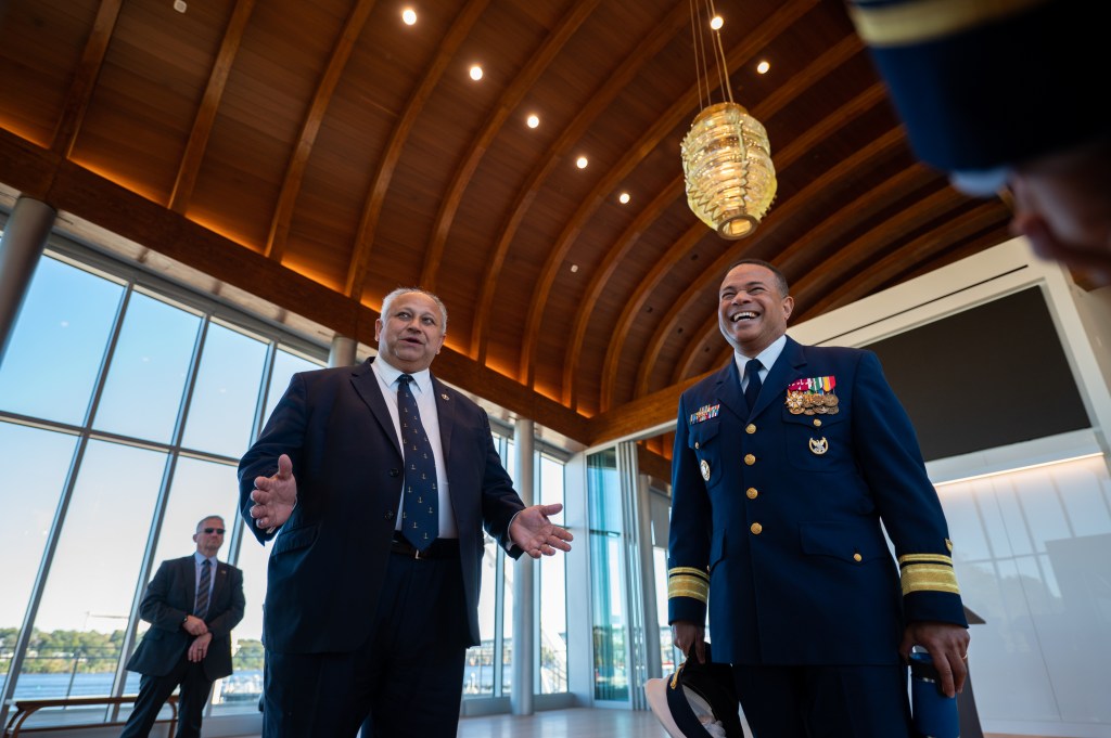 Navy secretary convenes first cross-department shipbuilders meeting