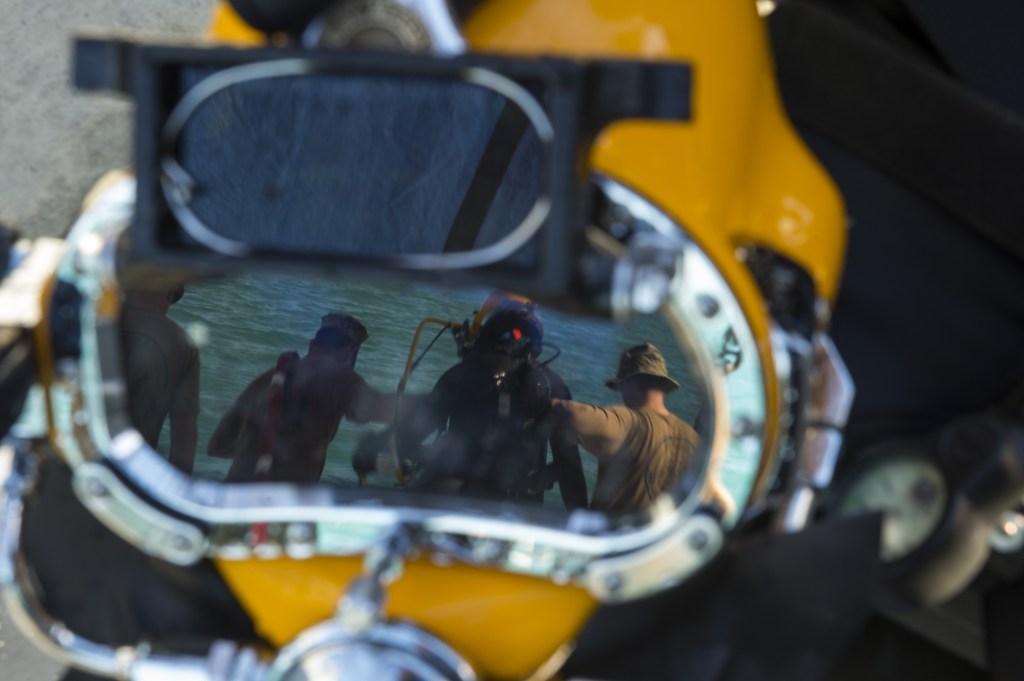 Experienced underwater construction Seabees can grab bonuses of up to $100,000