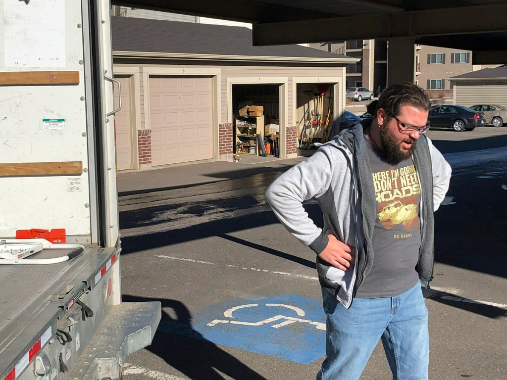 Federal workers take on odd jobs to make ends meet