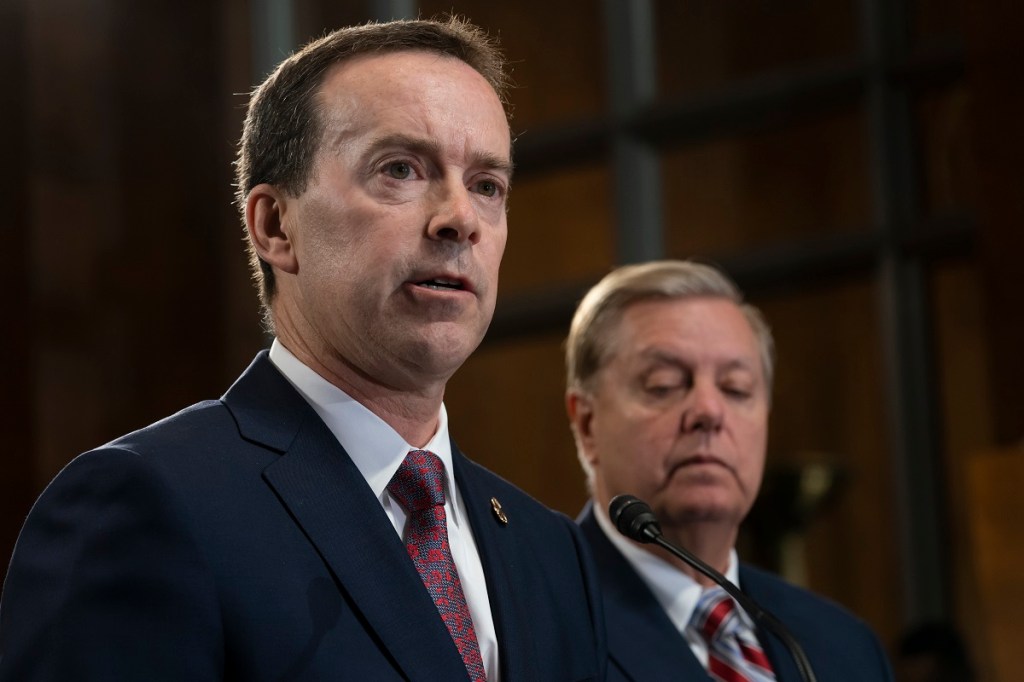 Border official resigns amid uproar over migrant children