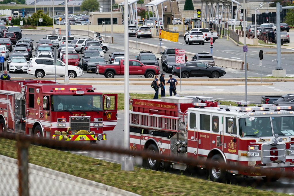 Officer dead, suspect killed in violence outside Pentagon
