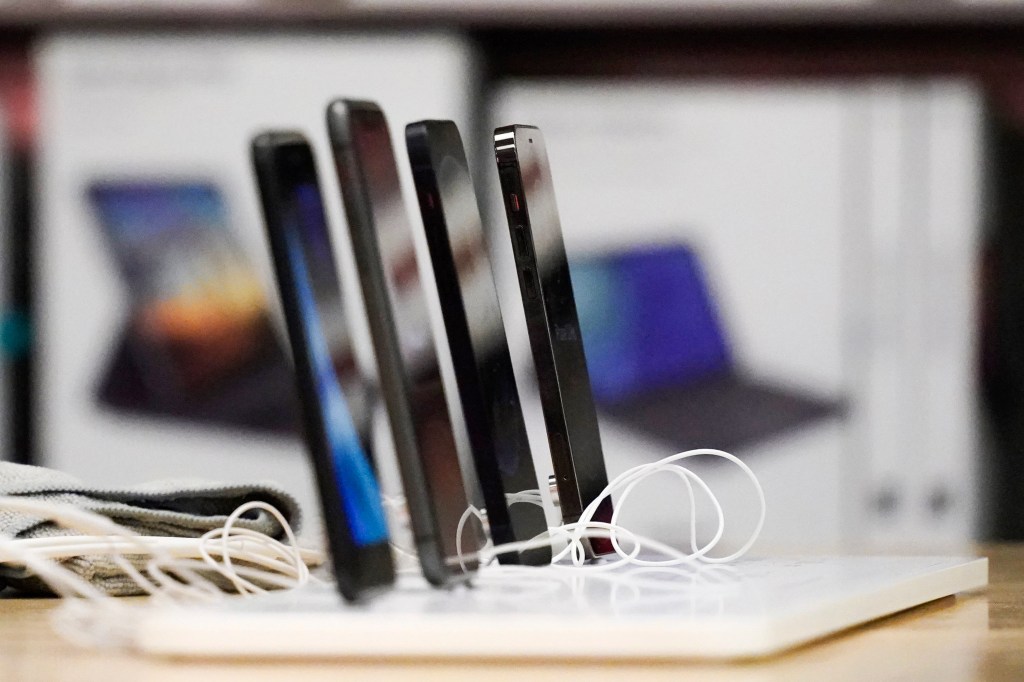 Thousands of smartphones purchased by VA went unused