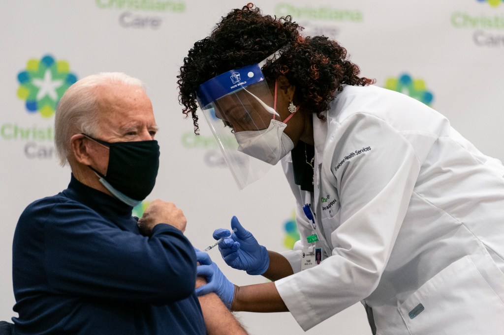 Court blocks COVID-19 vaccine mandate for US government workers