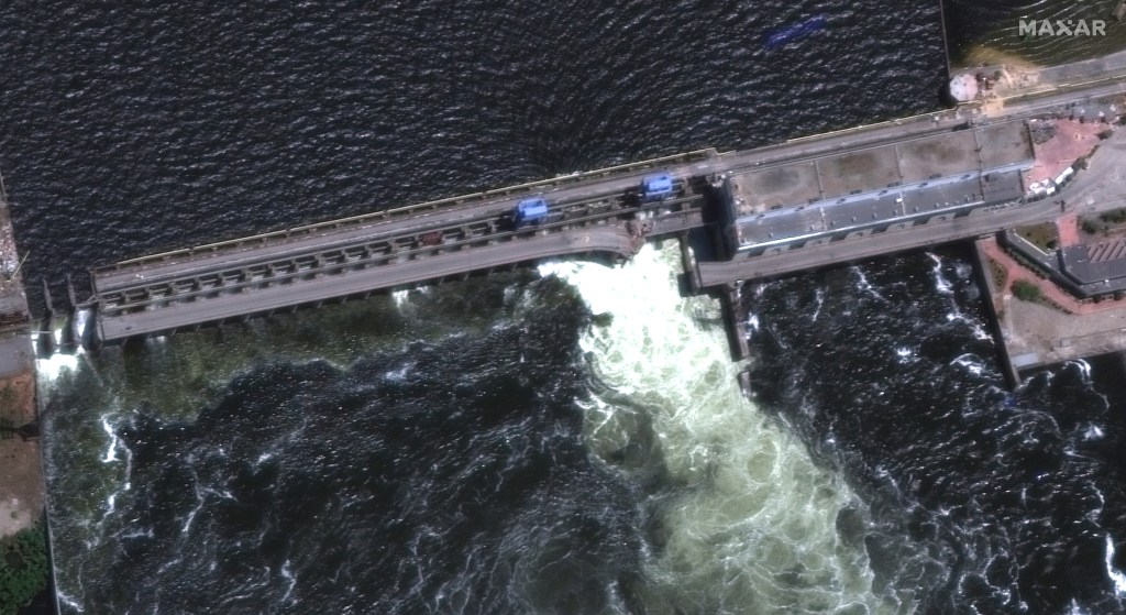 Ukraine dam collapse triggers emergency as Moscow and Kyiv trade blame