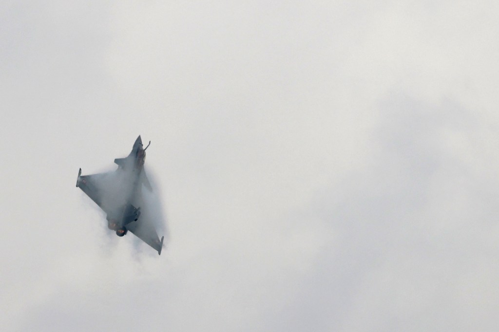 Macron urges Europe to develop its own air defense and not rely on US