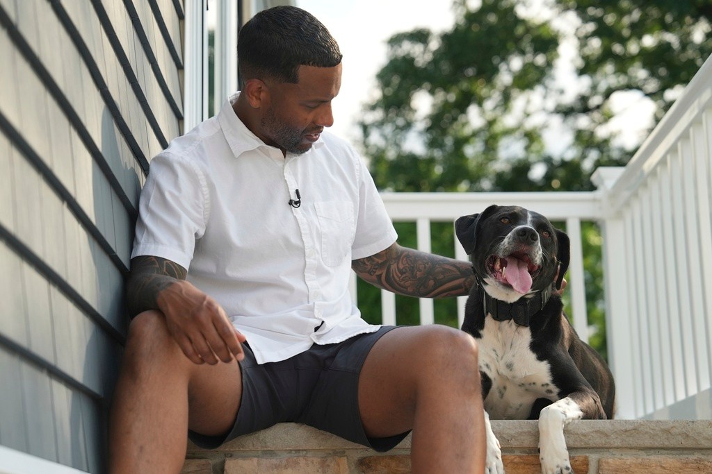 Service dogs helped ease PTSD symptoms in military vets, study finds