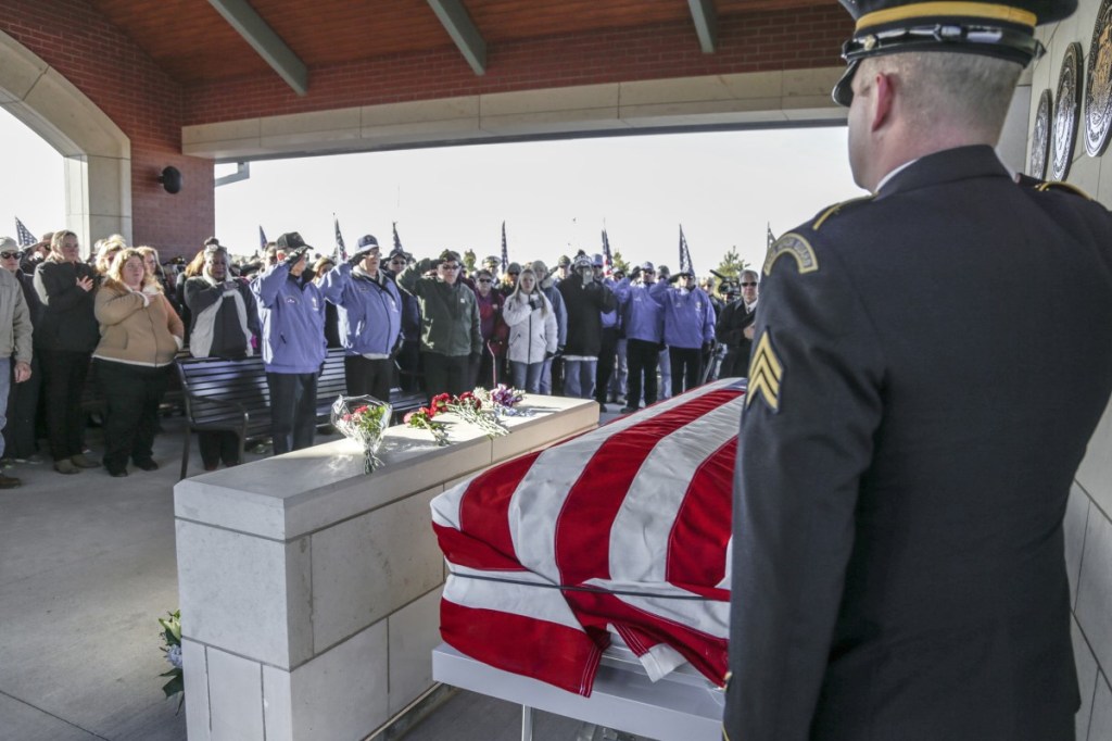 Hundreds rally for funeral of Vietnam veteran who died with few known family members