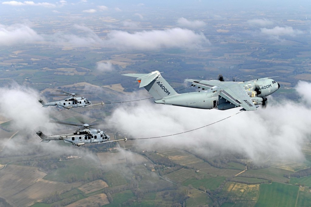 French A400M completes helicopter-refueling drills