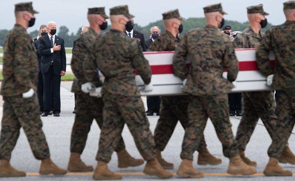 Bidens visit wounded troops at Walter Reed