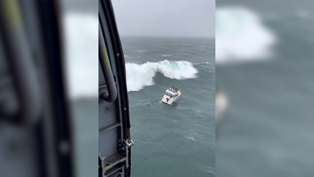 Coast Guard pulls off wild rescue in Oregon