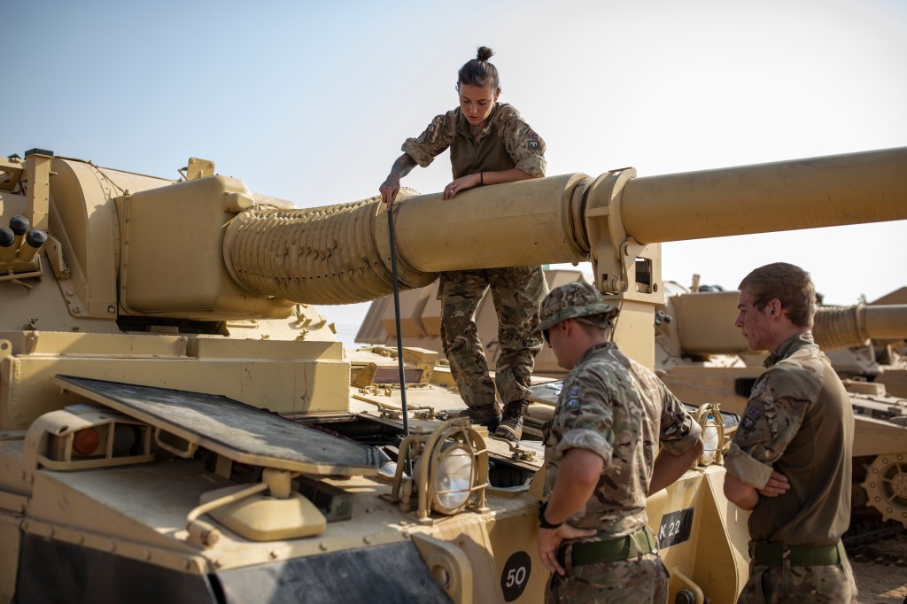 UK defense chief announces jump-start for new field artillery weapons