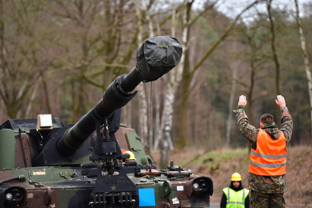 Small group of Ukrainian troops begins training on US howitzers