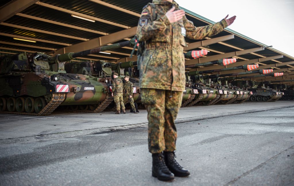 Ukraine to get a dozen howitzers from Germany and the Netherlands