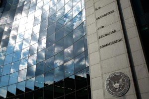 SEC warns of ‘investment scam artists’ targeting feds