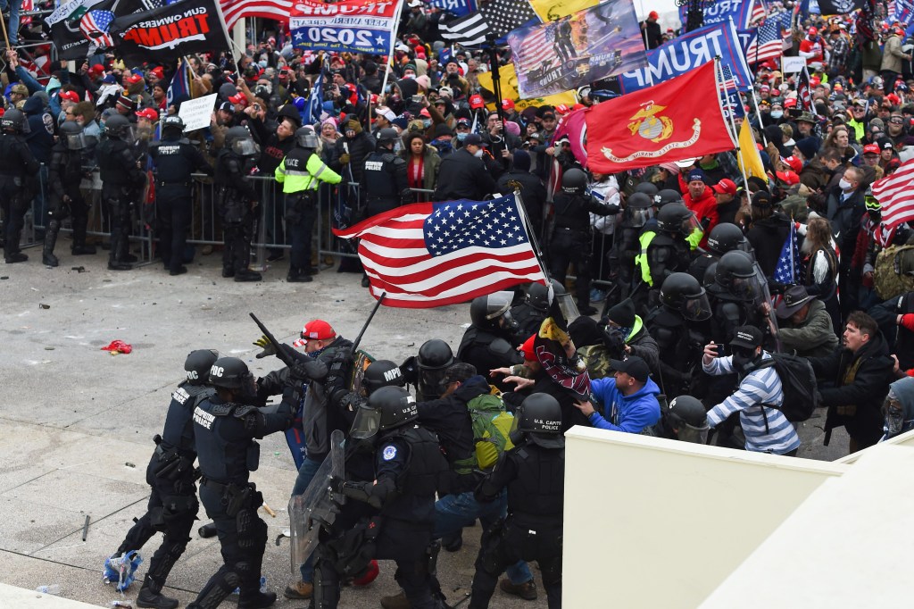 The link between extremism and military functioning
