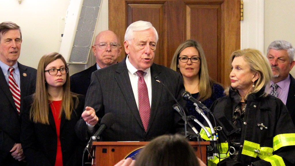 Congress moves to guarantee paid family leave