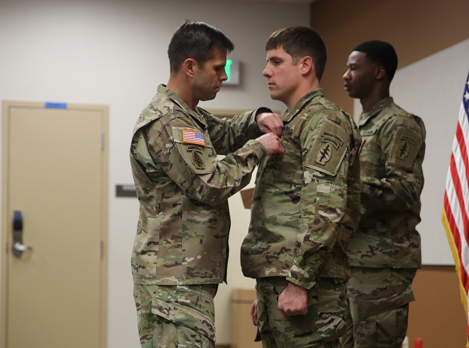 Green Beret receives Soldier’s Medal for saving crash victims