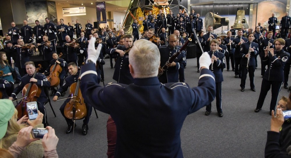 Air Force Band kicks off holiday season with museum flash mob