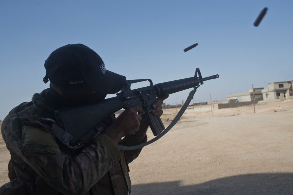In dawn operation, Iraqi special forces near Mosul from east