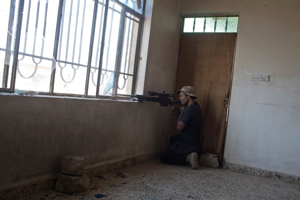 Iraqi units clear Mosul buildings after advances, ISIS attacks
