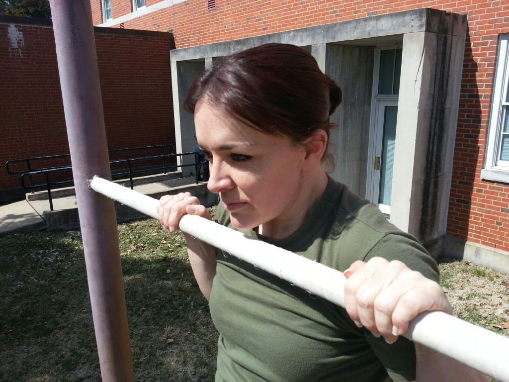 Female Marines are rocking pullups on the new PFT