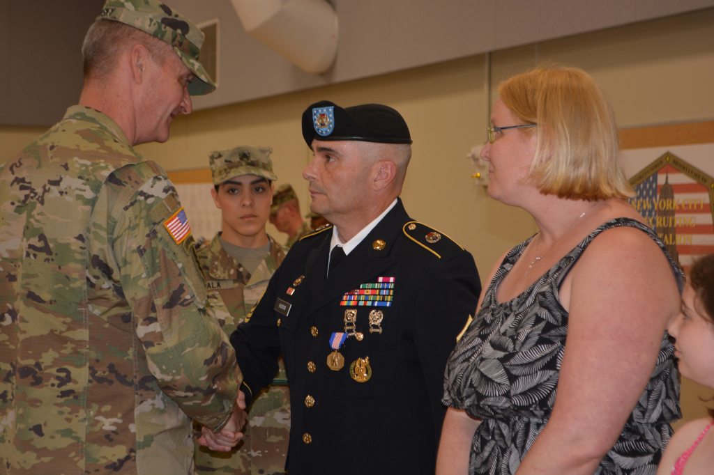 Army recruiter receives Soldier’s Medal after saving crash victims
