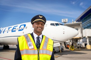 United Airlines eases job path for transitioning military pilots