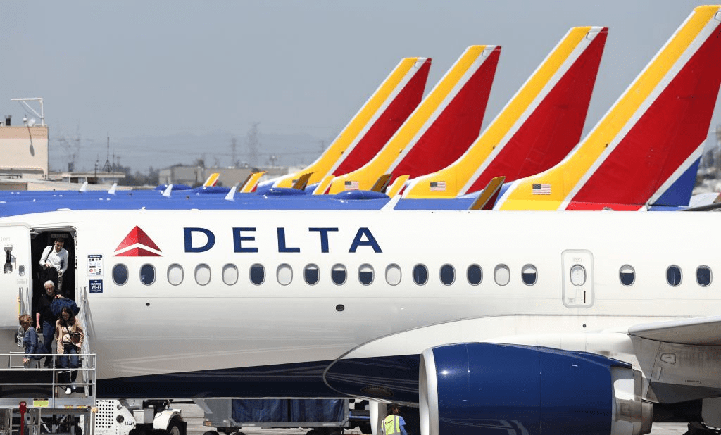Vet allegedly kicked off flight for T-shirt