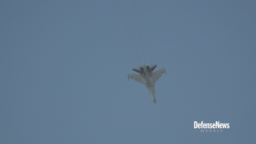 Su-35 performs maneuvers at Dubai Airshow 2017