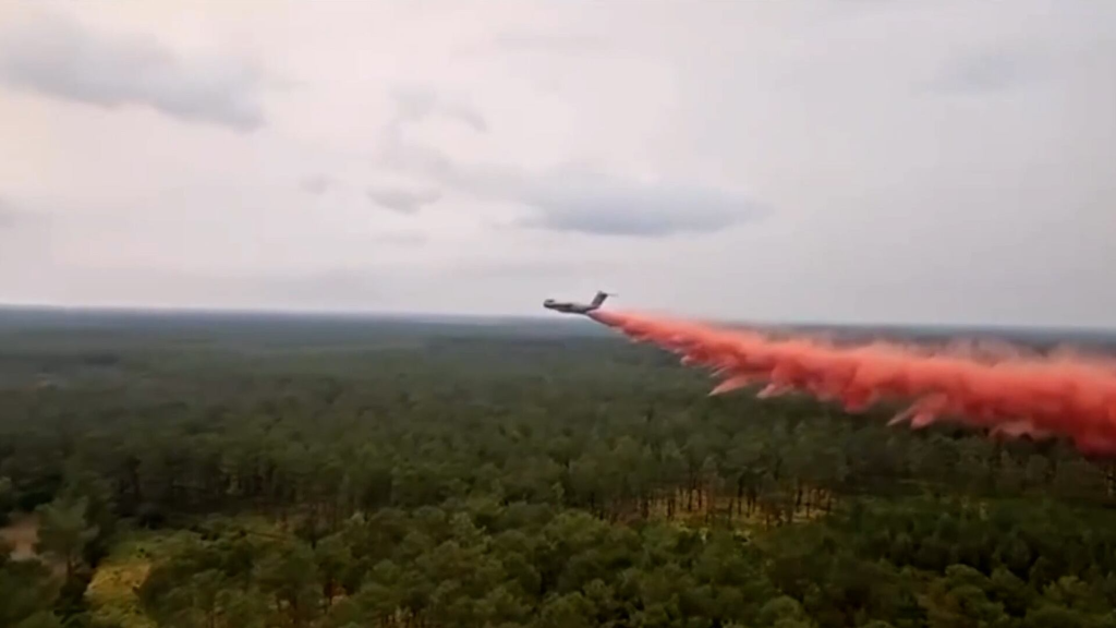 France deploys military aircraft to fight wildfires